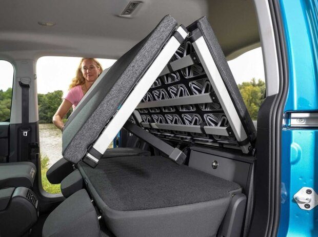 Klappbett mit Federelementen in einem Kleintransporter