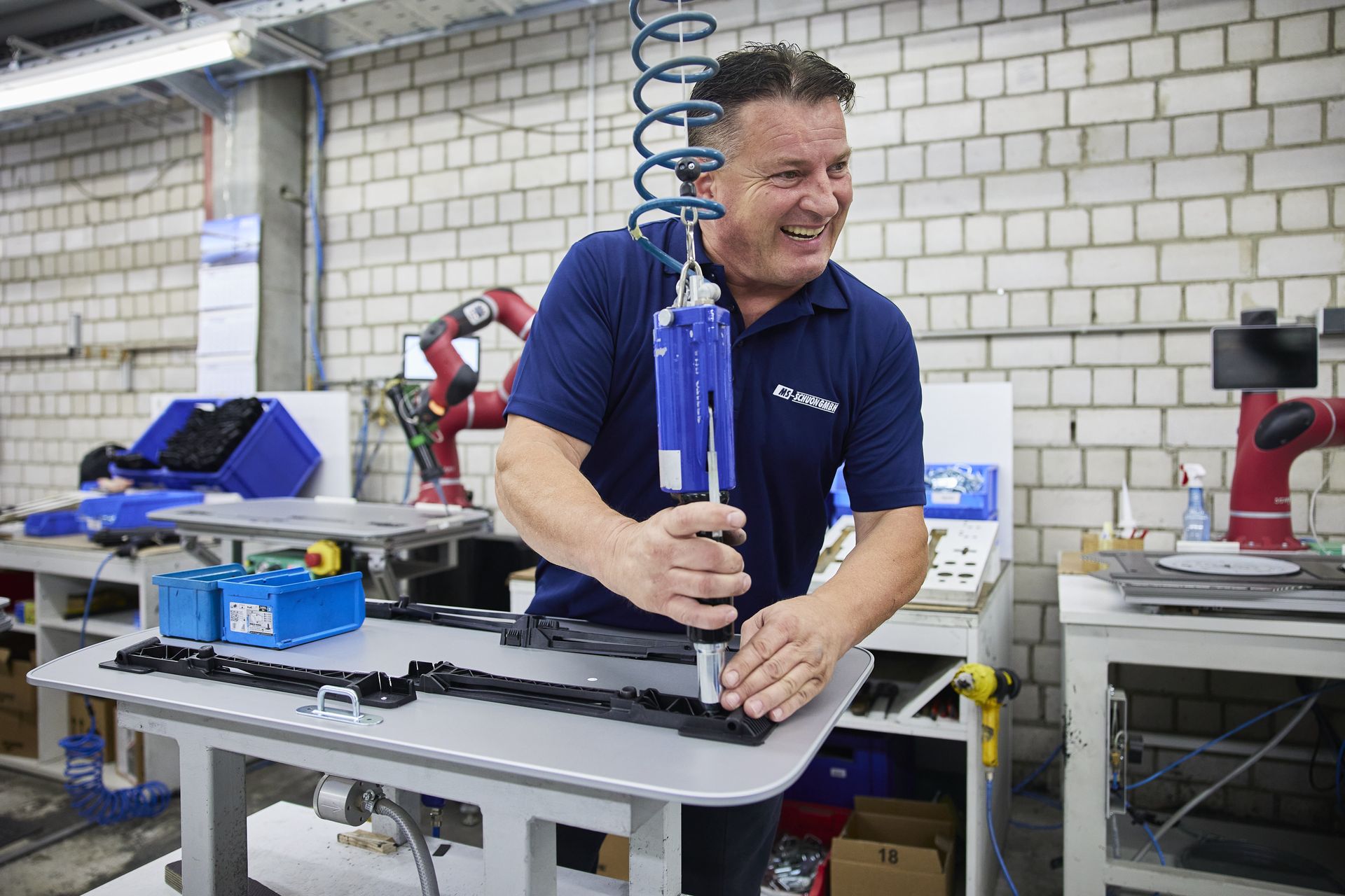 Mitarbeiter bei der Montage einer Baugruppe