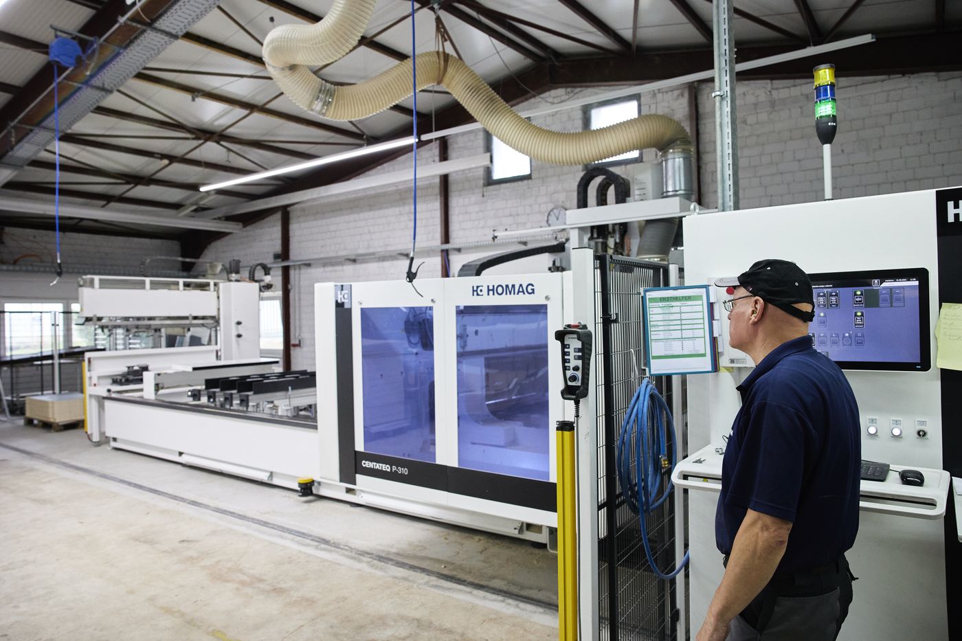 Mitarbeiter an einem CNC-Bearbeitungszentrum