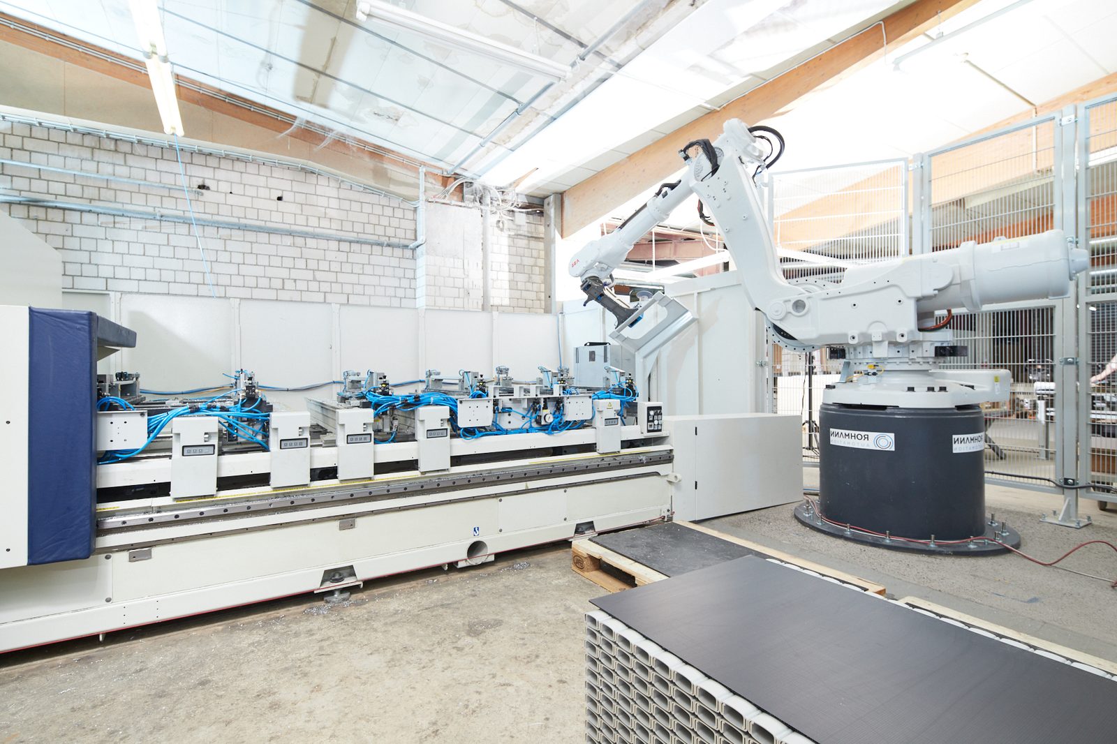 Roboterzelle an einem CNC-Bearbeitungszentrum in unserer Fertigung
