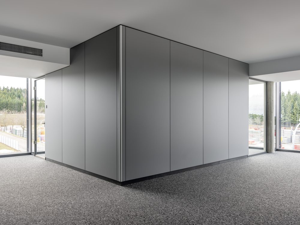 Raumteiler aus grauen Verbundplatten in einem Büro