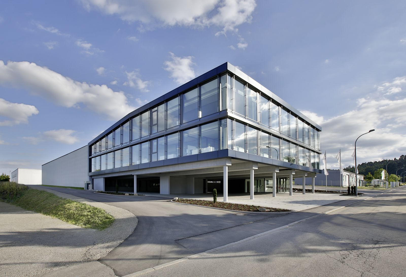 Hauptgebäude der MS-Schuon GmbH in Haiterbach bei Tag