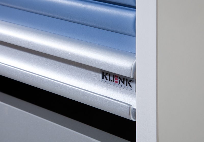 Detail der Aluminium-Griffleiste eines Rollladenschranks
