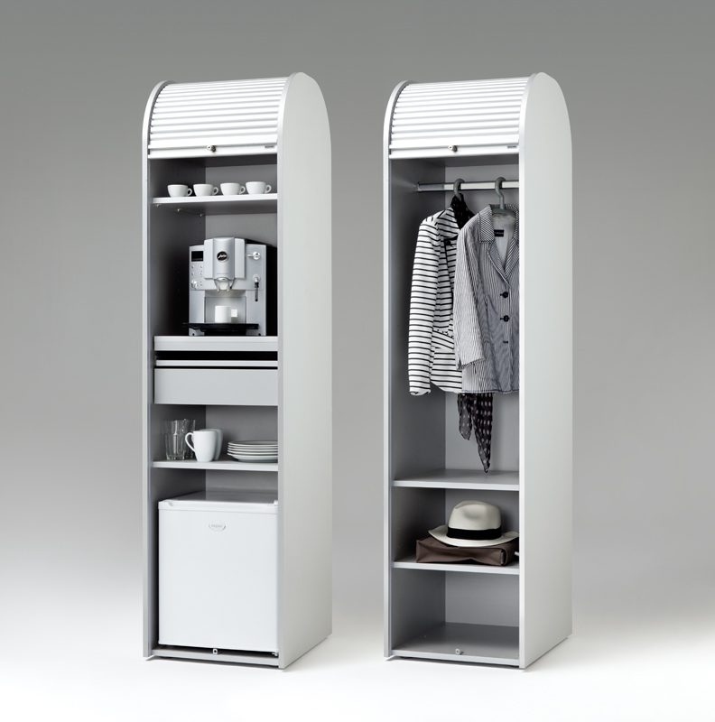 Geöffneter Kaffeeschrank und Kleiderschrank mit Rollladen