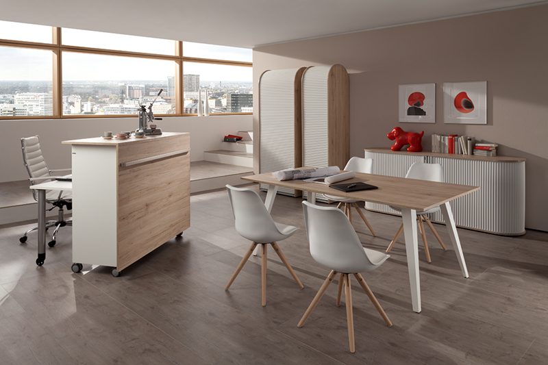 Büro mit Theke, Tisch und Rollladenschränken in Eichenoptik