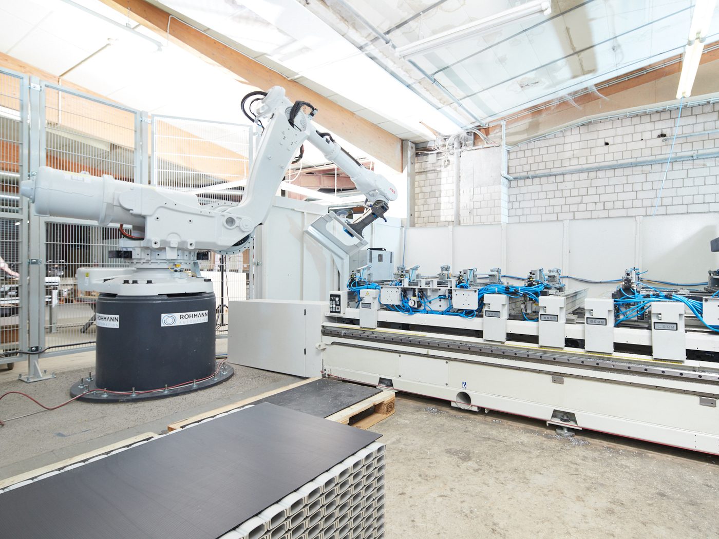 Roboterzelle an einem CNC-Bearbeitungszentrum